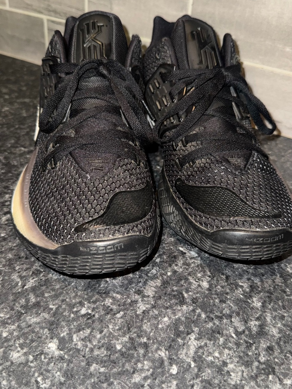 Nike Kyrie Low 2 Black White Men's Size 10.5 AV6337-002 Basketball Shoes